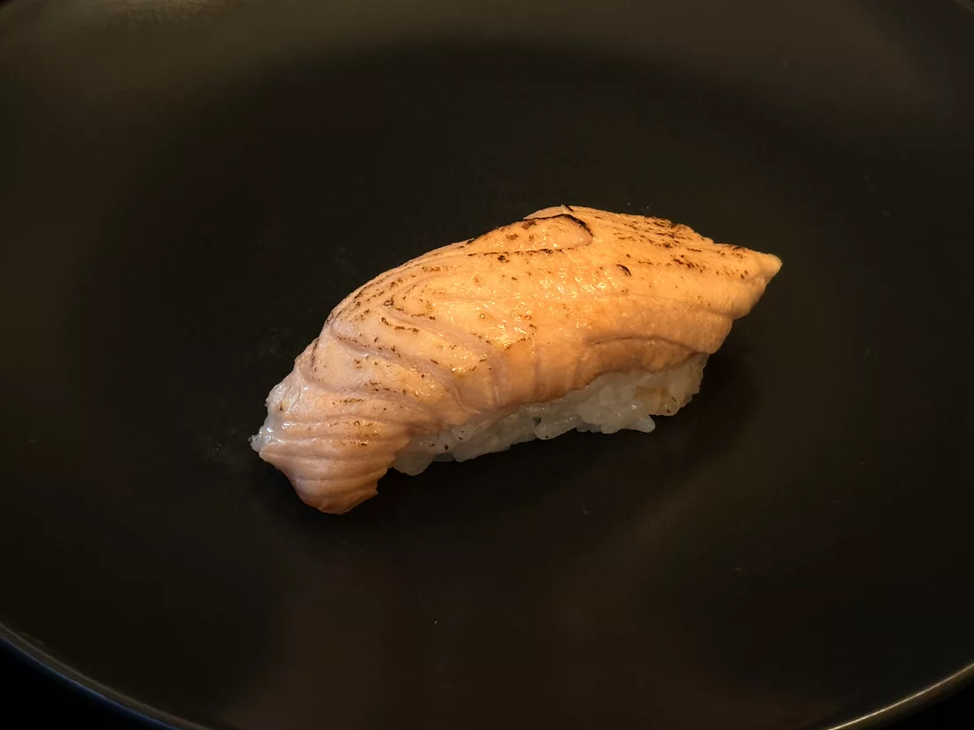 Flambiertes Lachs Nigiri